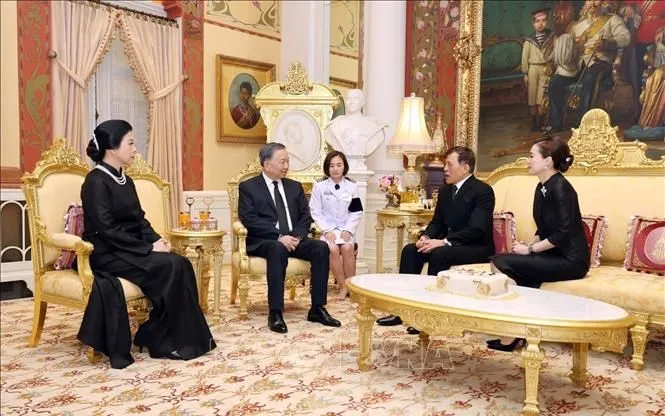 Tổng Bí thư, Chủ tịch nước Tô Lâm và Phu nhân Ngô Phương Ly hội kiến Nhà Vua Thái Lan Maha Vajiralongkorn và Hoàng hậu. Ảnh: TTXVN