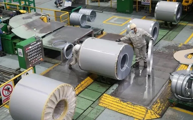 Công nhân tại nhà máy Baoshan Iron & Steel Co. ở quận Bảo Sơn, Thượng Hải, Trung Quốc - Ảnh: Bloomberg