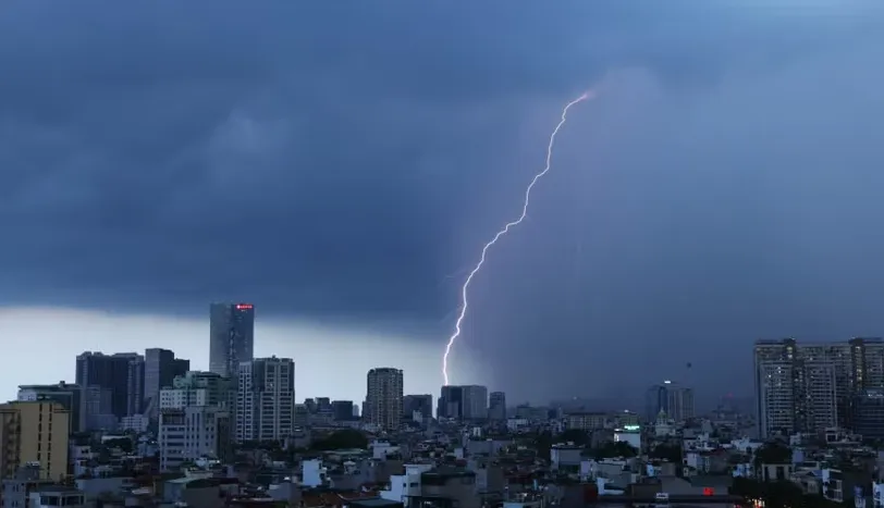 Mưa lớn g&acirc;y ngập &uacute;ng tạm thời tại nhiều khu vực ở H&agrave; Nội - Ảnh 2.