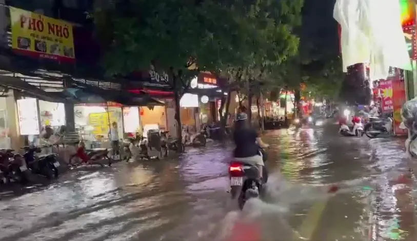 Mưa lớn g&acirc;y ngập &uacute;ng tạm thời tại nhiều khu vực ở H&agrave; Nội - Ảnh 1.