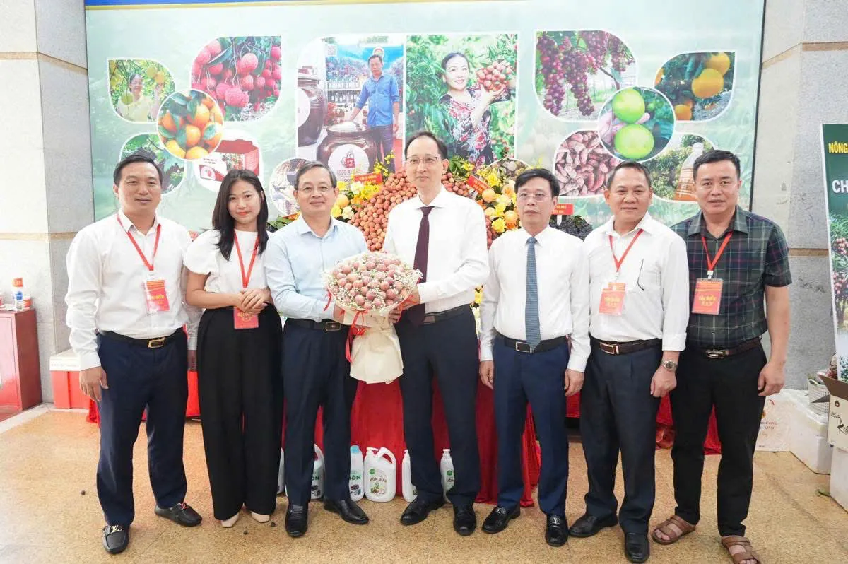 Bắc Ninh thúc đẩy tiêu thụ vải thiều và nông sản OCOP, hướng tới xây dựng thương hiệu nông sản bền vững- Ảnh 3. Bắc Ninh thúc đẩy tiêu thụ vải thiều và nông sản OCOP, hướng tới xây dựng thương hiệu nông sản bền vững- Ảnh 3.