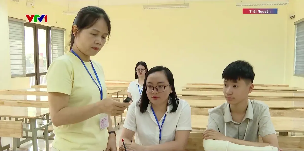 Th&iacute; sinh chấn tương tay kh&ocirc;ng thể cầm b&uacute;t, đ - Ảnh 1.