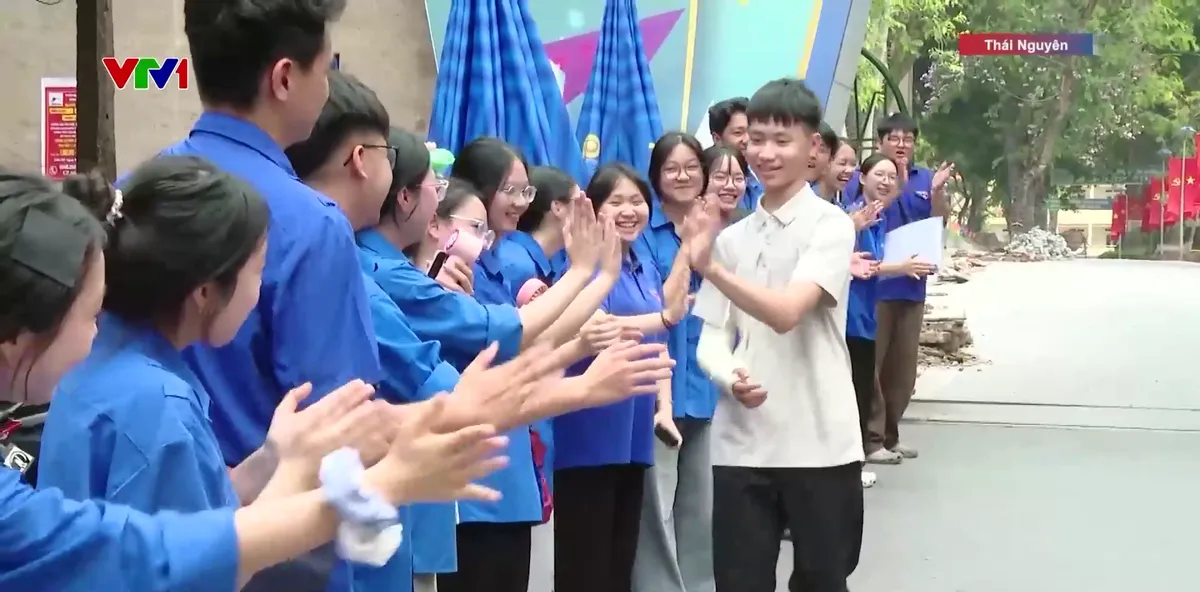 Th&iacute; sinh chấn tương tay kh&ocirc;ng thể cầm b&uacute;t, đ - Ảnh 2.