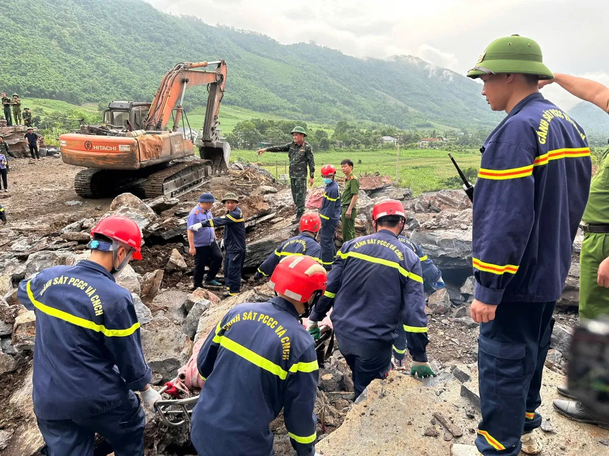 Vụ sạt lở đ&aacute; l&agrave;m 3 người chết ở Thanh H&oacute;a: Bắt Gi&aacute;m đốc C&ocirc;ng ty TNHH Anh Tuấn, x&aacute;c định nguy&ecirc;n nh&acirc;n - Ảnh 1.