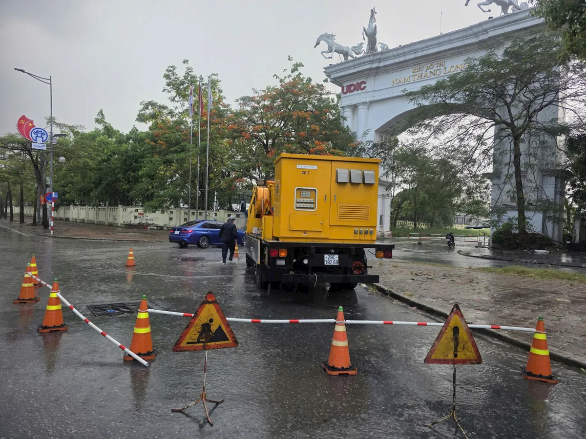 Mưa lớn g&acirc;y ngập &uacute;ng tạm thời tại nhiều khu vực ở H&agrave; Nội - Ảnh 5.