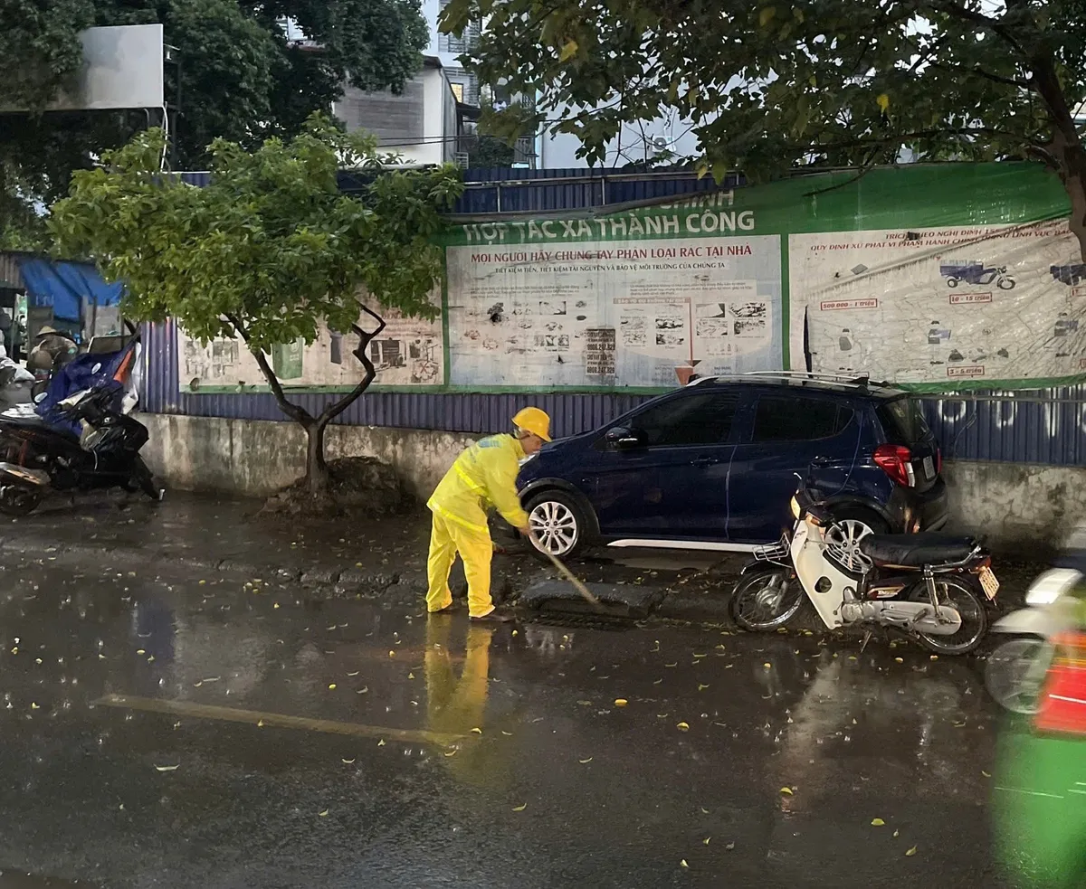 Mưa lớn g&acirc;y ngập &uacute;ng tạm thời tại nhiều khu vực ở H&agrave; Nội - Ảnh 6.