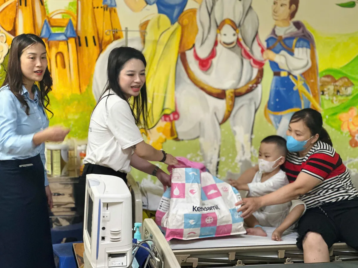 Những món quà yêu thương đến với bệnh nhi trước thềm 1/6- Ảnh 2. Những món quà yêu thương đến với bệnh nhi trước thềm 1/6- Ảnh 2.