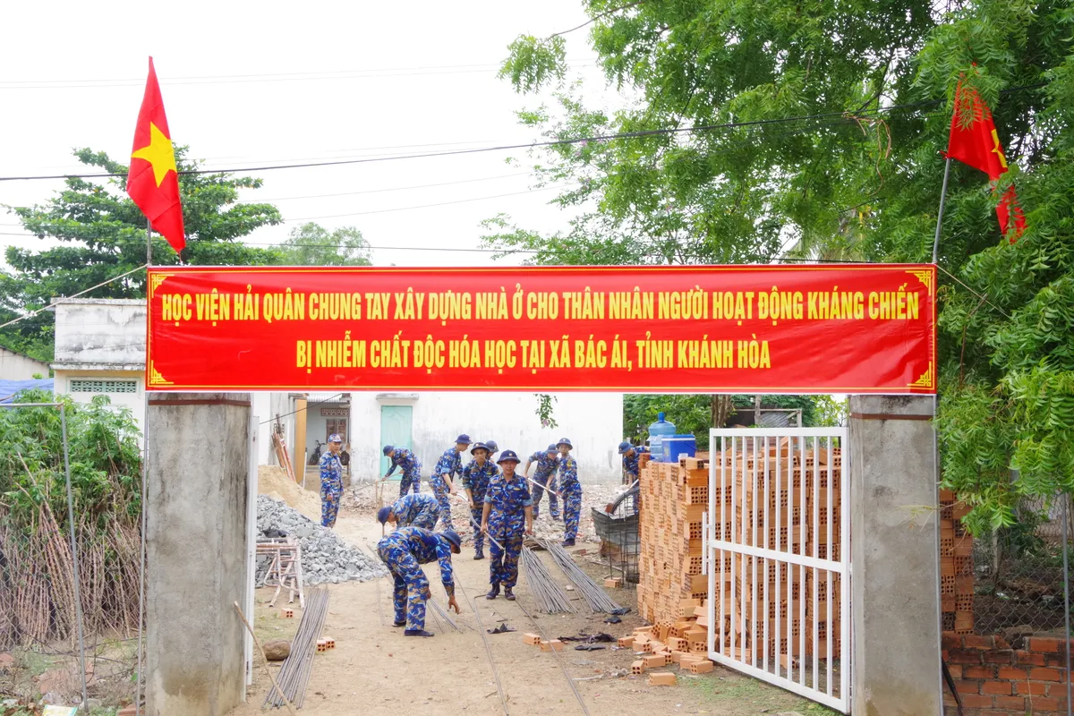 Nụ cười chiến sĩ Hải qu&acirc;n tr&ecirc;n những c&ocirc;ng tr&igrave;nh nghĩa t&igrave;nh ở Kh&aacute;nh H&ograve;a- Ảnh 4.