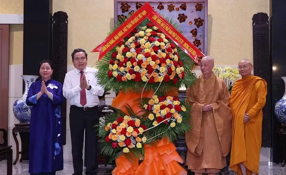 Chủ tịch Quốc hội thăm, chúc mừng Đức Pháp chủ Giáo hội Phật giáo Việt Nam dịp Phật đản- Ảnh 1. Chủ tịch Quốc hội thăm, chúc mừng Đức Pháp chủ Giáo hội Phật giáo Việt Nam dịp Phật đản- Ảnh 1.