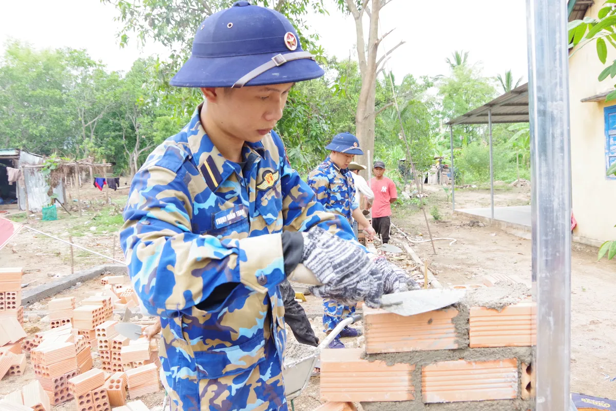 Nụ cười chiến sĩ Hải qu&acirc;n tr&ecirc;n những c&ocirc;ng tr&igrave;nh nghĩa t&igrave;nh ở Kh&aacute;nh H&ograve;a- Ảnh 1.