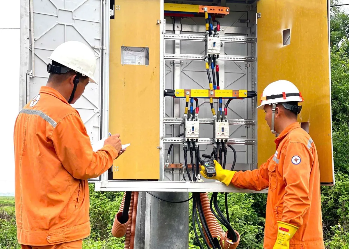 Bộ Công Thương yêu cầu siết quản trị rủi ro, tiết kiệm điện trong cao điểm nắng nóng- Ảnh 1. Bộ Công Thương yêu cầu siết quản trị rủi ro, tiết kiệm điện trong cao điểm nắng nóng- Ảnh 1.