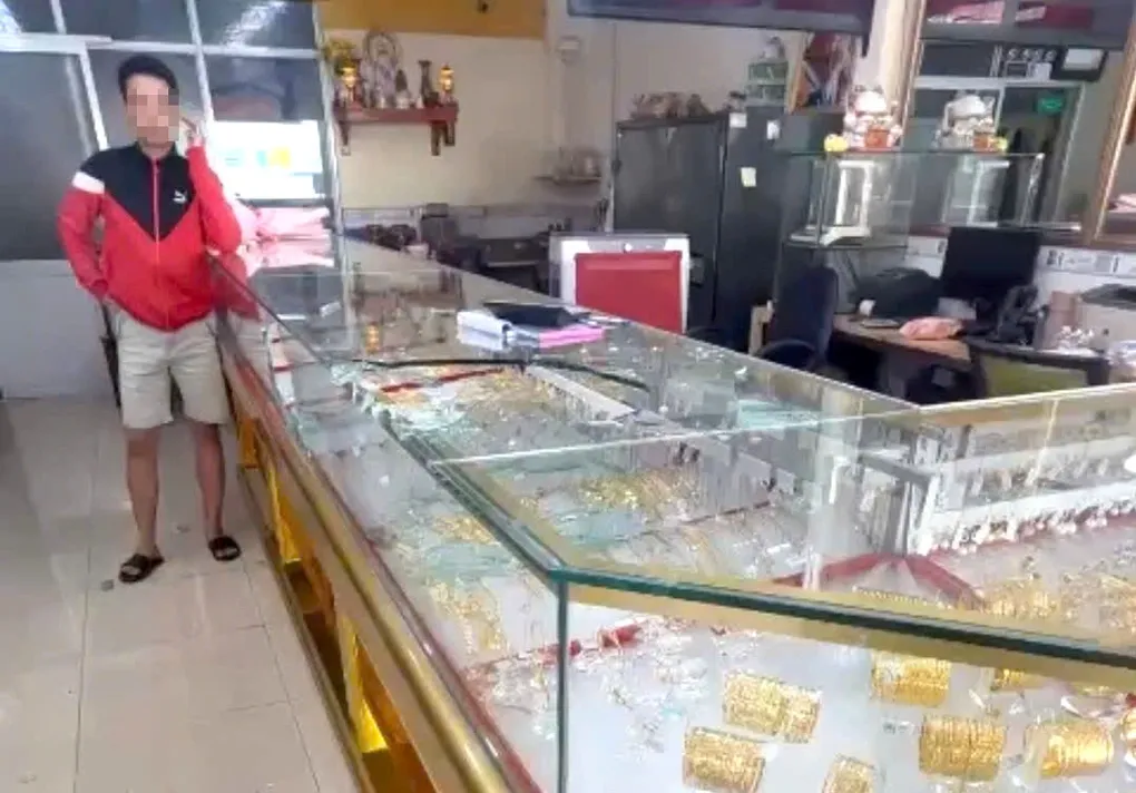 C&ocirc;ng an TPHCM truy bắt nh&oacute;m d&ugrave;ng b&uacute;a cướp tiệm v&agrave;ng- Ảnh 1.