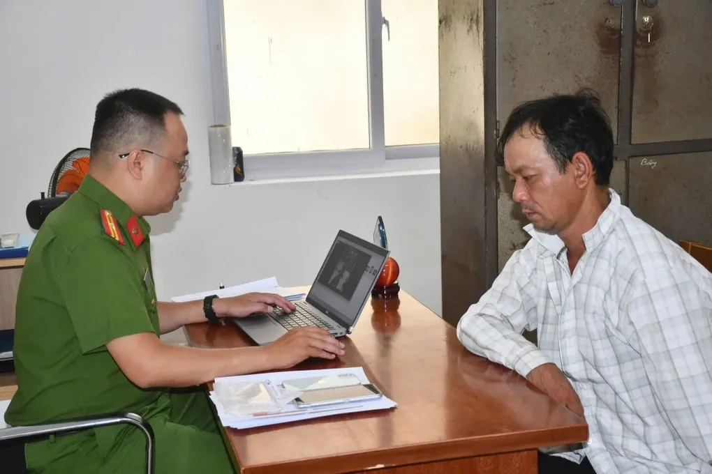 Mang dao xông vào khách sạn cướp điện thoại nhân viên giữa đêm- Ảnh 1. Mang dao xông vào khách sạn cướp điện thoại nhân viên giữa đêm- Ảnh 1.
