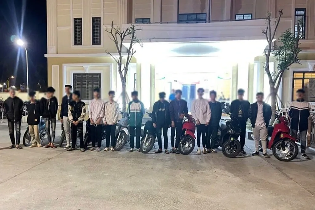 Khởi tố 13 thanh thiếu niên bốc đầu, lạng lách trên đường ở Quảng Ninh- Ảnh 1. Khởi tố 13 thanh thiếu niên bốc đầu, lạng lách trên đường ở Quảng Ninh- Ảnh 1.