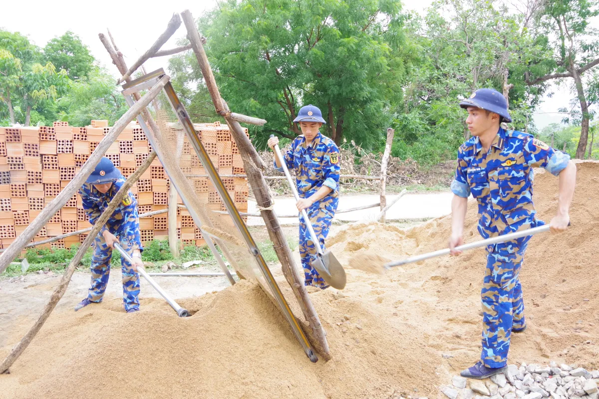 Nụ cười chiến sĩ Hải qu&acirc;n tr&ecirc;n những c&ocirc;ng tr&igrave;nh nghĩa t&igrave;nh ở Kh&aacute;nh H&ograve;a- Ảnh 2.
