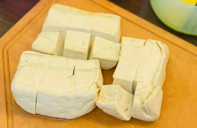 Đậu phụ hỗ trợ giảm cân nhờ giàu đạm, ít calo và giúp no lâu- Ảnh 1. Đậu phụ hỗ trợ giảm cân nhờ giàu đạm, ít calo và giúp no lâu- Ảnh 1.