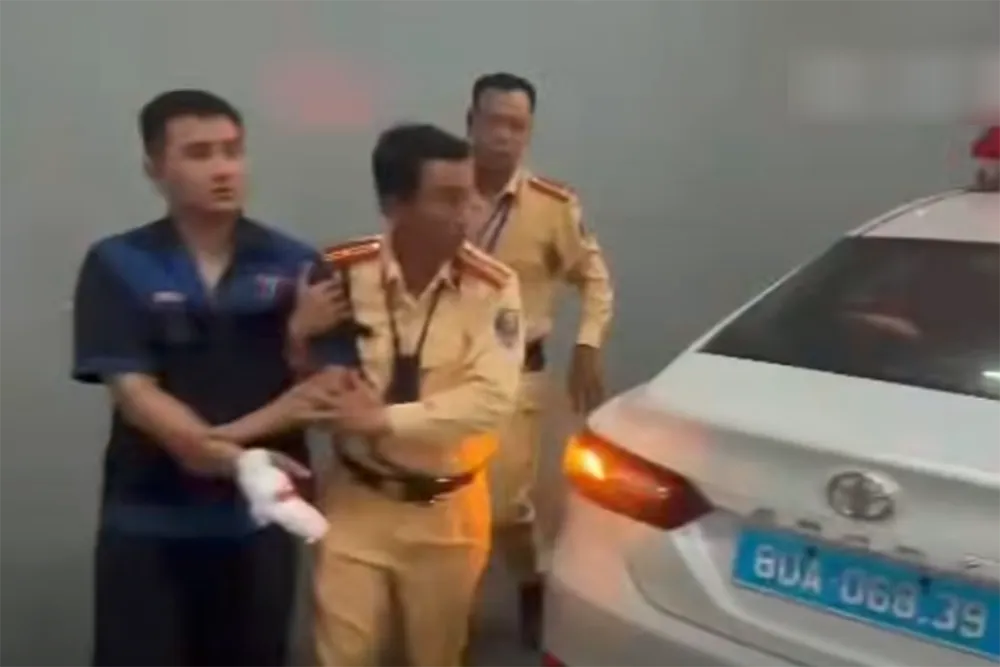 CSGT mở đường, đưa thanh ni&ecirc;n bị khối sắt 6 tấn đ&egrave; tr&uacute;ng tay đi cấp cứu - Ảnh 2.