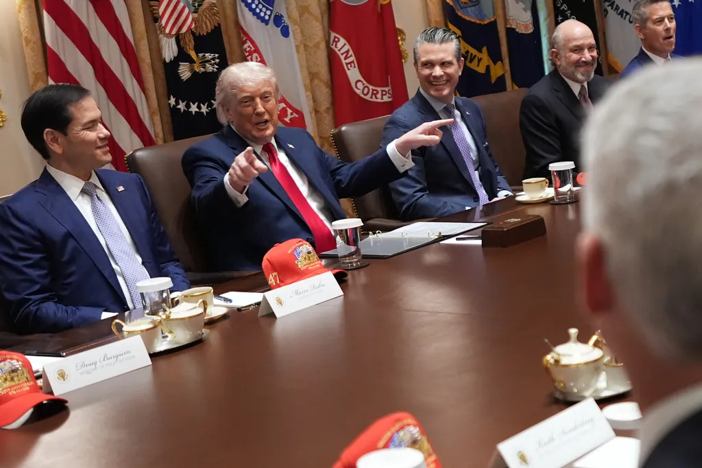 Tổng thống Trump bác bỏ áp lực trước bầu cử giữa nhiệm kỳ do xung đột Iran - Ảnh 1.