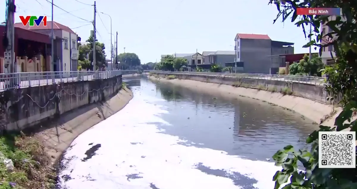 K&ecirc;nh Kim Đ&ocirc;i (Bắc Ninh) &ocirc; nhiễm, bốc m&ugrave;i h&ocirc;i thối, người d&acirc;n x&acirc;y xẩm, cho&aacute;ng v&aacute;ng mỗi lần đi qua - Ảnh 1.