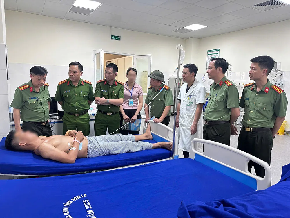 Bắt đối tượng bu&ocirc;n ma t&uacute;y d&ugrave;ng dao, s&uacute;ng chống trả C&ocirc;ng an- Ảnh 2.
