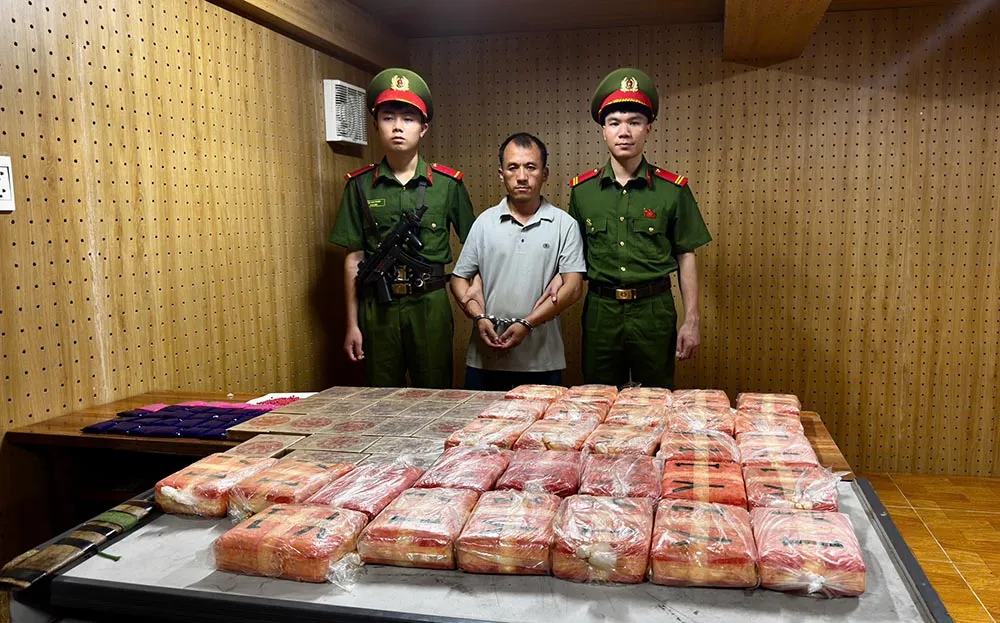 Bắt đối tượng bu&ocirc;n ma t&uacute;y d&ugrave;ng dao, s&uacute;ng chống trả C&ocirc;ng an- Ảnh 1.