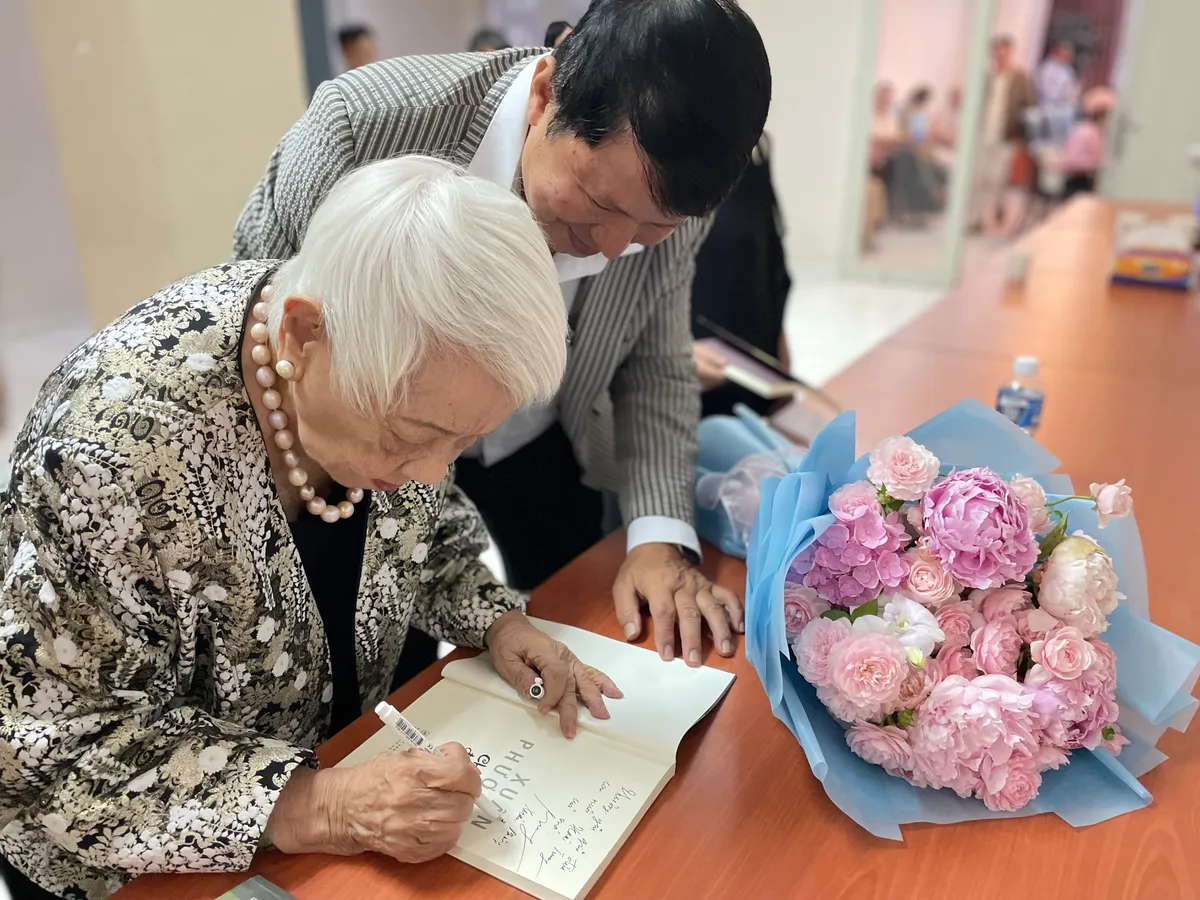 Tuổi U100 rực rỡ v&agrave; k&yacute; ức thời l&agrave;m phim chiến tranh của "nh&agrave; văn trẻ" Xu&acirc;n Phượng  - Ảnh 2.