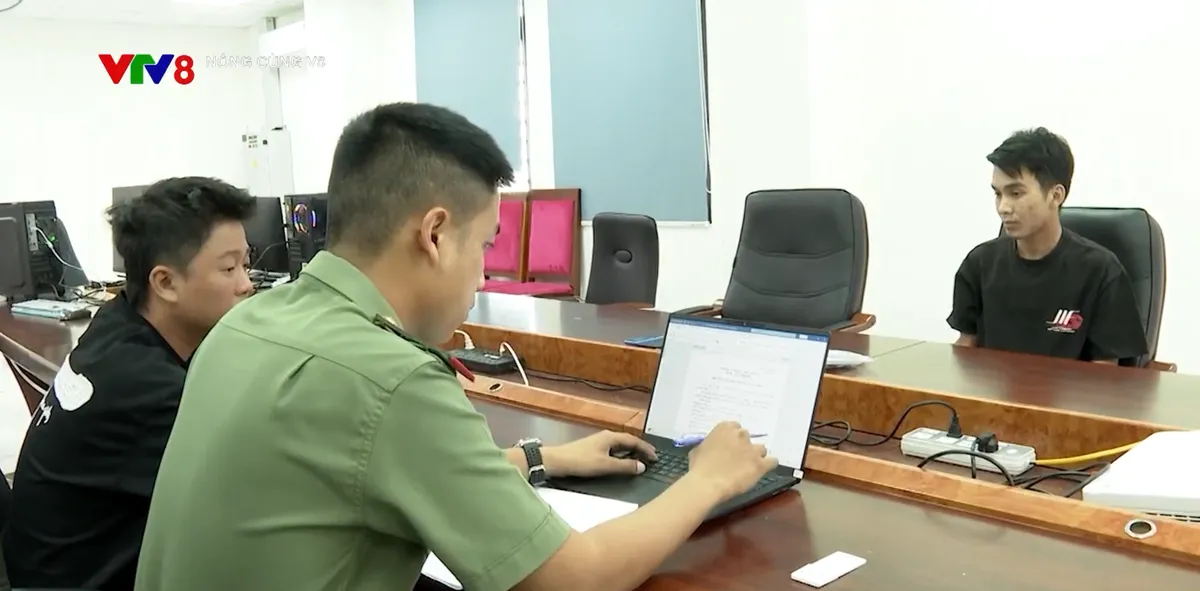 Giả danh nhân viên lắp đặt "loa thông báo số dư" để chiếm đoạt tài sản- Ảnh 1. Giả danh nhân viên lắp đặt "loa thông báo số dư" để chiếm đoạt tài sản- Ảnh 1.