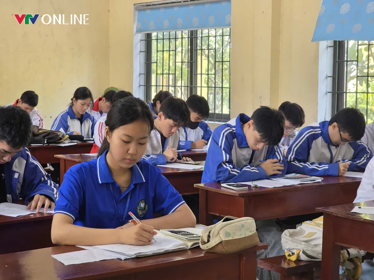 Học sinh lớp 12 ở Phú Thọ tích cực ôn luyện trước kỳ thi THPT - Ảnh 1.