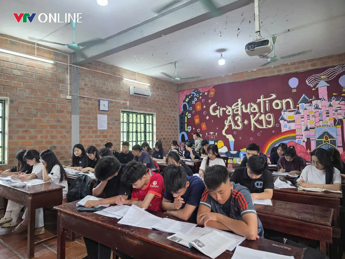 Học sinh lớp 12 ở Phú Thọ tích cực ôn luyện trước kỳ thi THPT - Ảnh 3.
