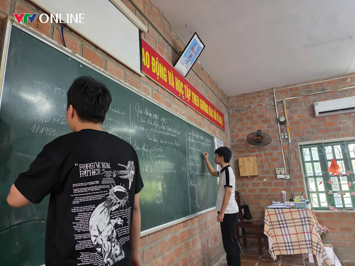 Học sinh lớp 12 ở Phú Thọ tích cực ôn luyện trước kỳ thi THPT - Ảnh 2.