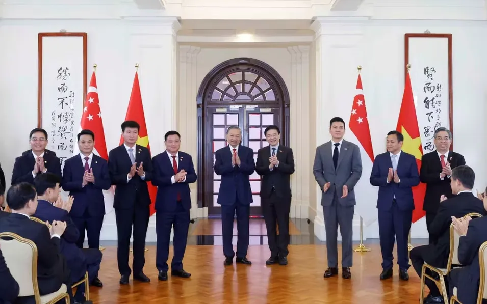Tổng Bí thư, Chủ tịch nước Tô Lâm và Thủ tướng Singapore Lawrence Wong chứng kiến lễ ký kết hợp tác giữa hai nước. 
