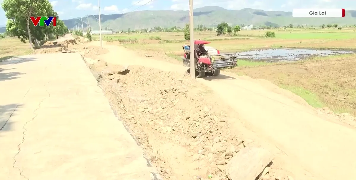 Gia Lai: Người dân mòn mỏi chờ khắc phục tuyến đường trục chính sau nửa năm sạt lở - Ảnh 1.