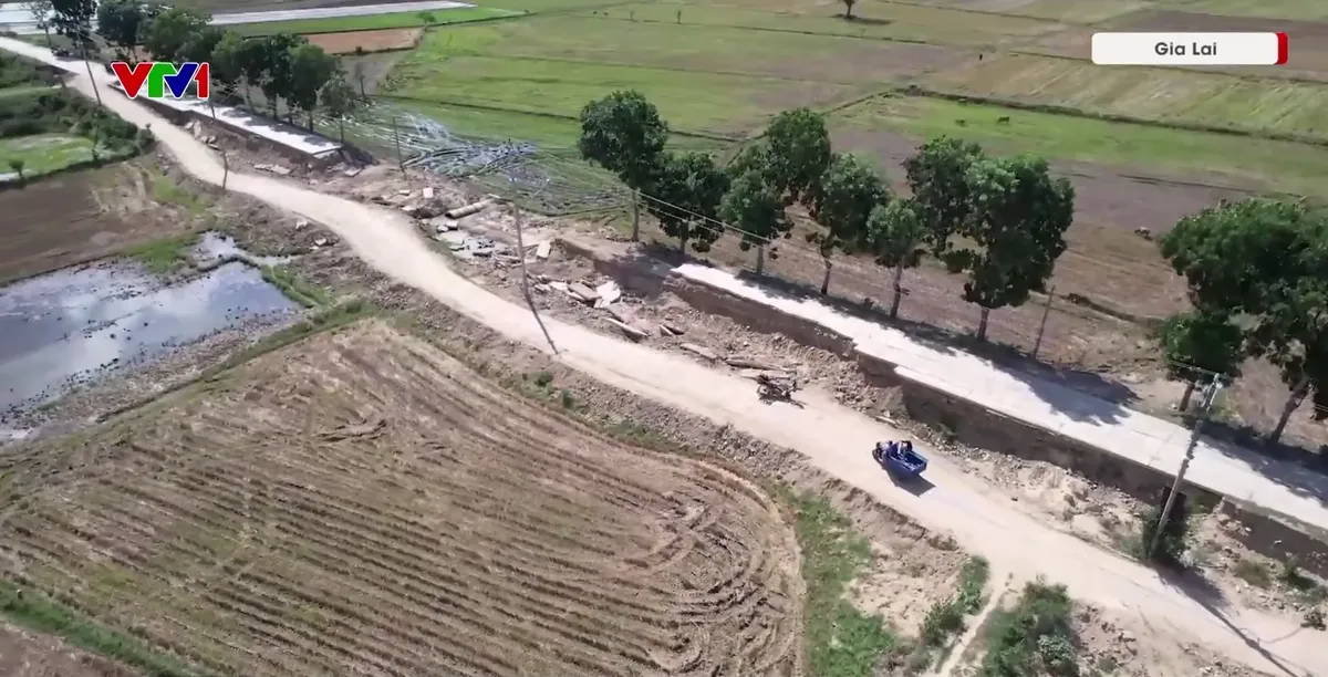 Gia Lai: Người dân mòn mỏi chờ khắc phục tuyến đường trục chính sau nửa năm sạt lở - Ảnh 2.