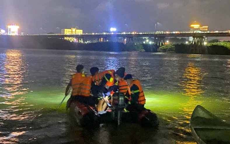 Lực lượng Cảnh sát phòng cháy, chữa cháy và cứu nạn, cứu hộ kịp thời sử dụng ca nô tìm kiếm cứu thanh niên nhảy cầu.