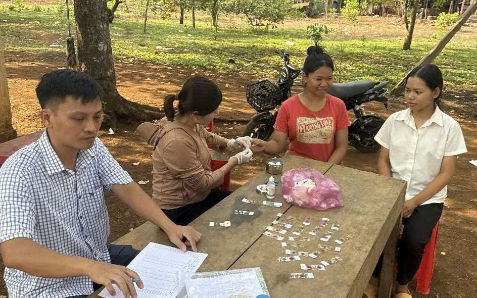Nhân viên Khoa Ký sinh trùng - Côn trùng, CDC Đồng Nai Lấy lam máu sàng lọc cộng đồng tại xã ĐắK Ơ.