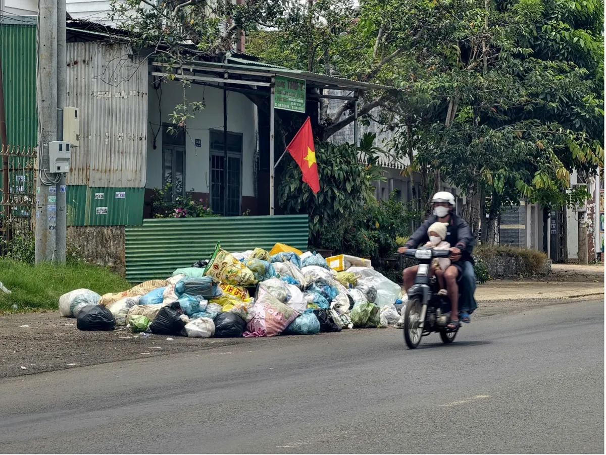 L&acirc;m Đồng chỉ đạo khẩn xử l&yacute; b&atilde;i r&aacute;c tồn đọng h&agrave;ng ngh&igrave;n tấn - Ảnh 3.