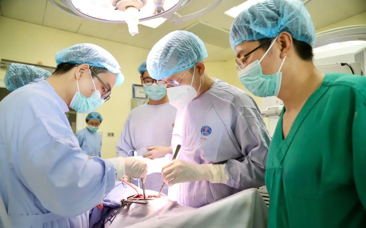 Phẫu thuật cắt khối u cho bệnh nhân. Ảnh: BVCC
