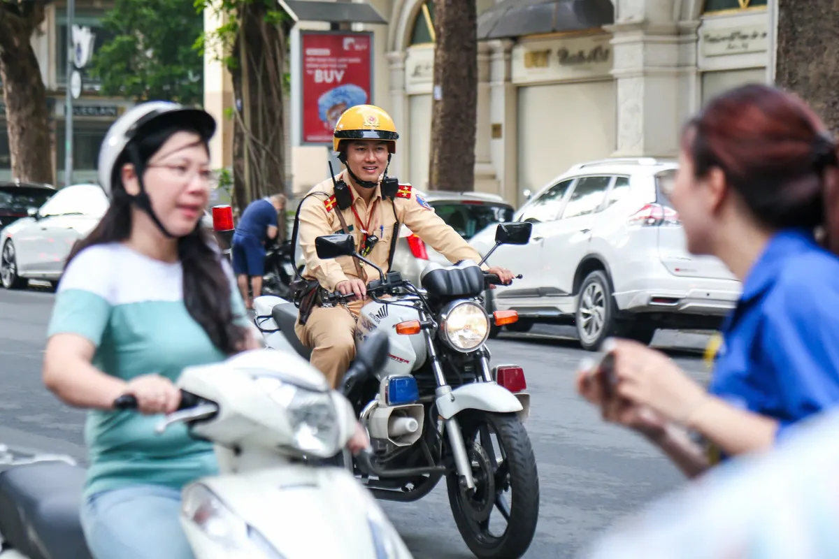 Hà Nội: CSGT triển khai đồng bộ các giải pháp bảo đảm an toàn cho 2 kỳ thi lớn năm 2026 - Ảnh 1.