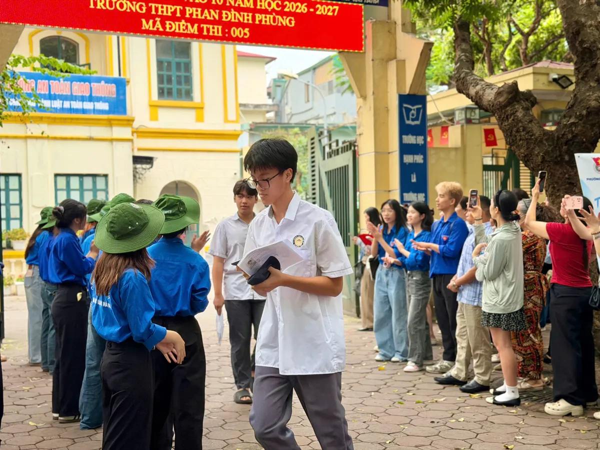 Phụ huynh hồi hộp kỳ thi lớp 10 H&agrave; Nội - Ảnh 1.