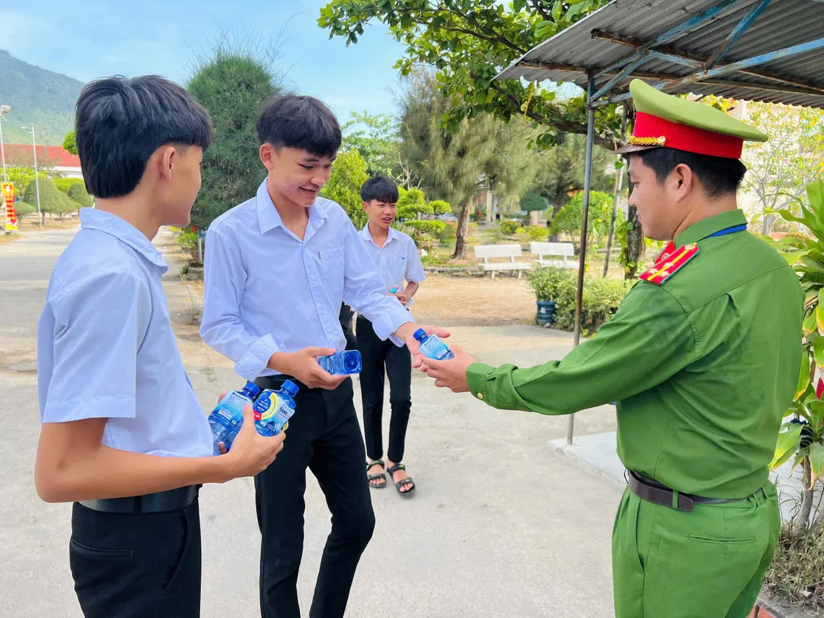 Tuổi trẻ Công an Khánh Hòa triển khai chương trình "Tiếp sức mùa thi" tại 59 điểm thi tuyển sinh lớp 10 - Ảnh 4.