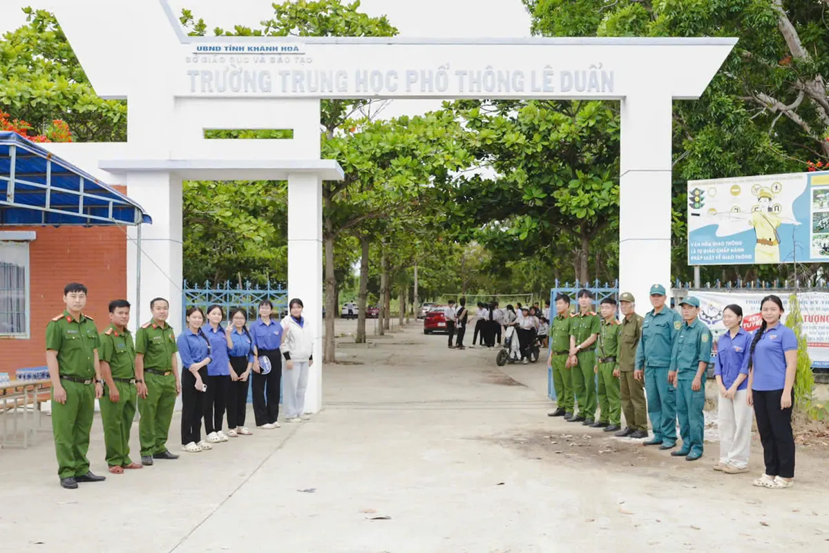 Tuổi trẻ Công an Khánh Hòa triển khai chương trình "Tiếp sức mùa thi" tại 59 điểm thi tuyển sinh lớp 10 - Ảnh 2.