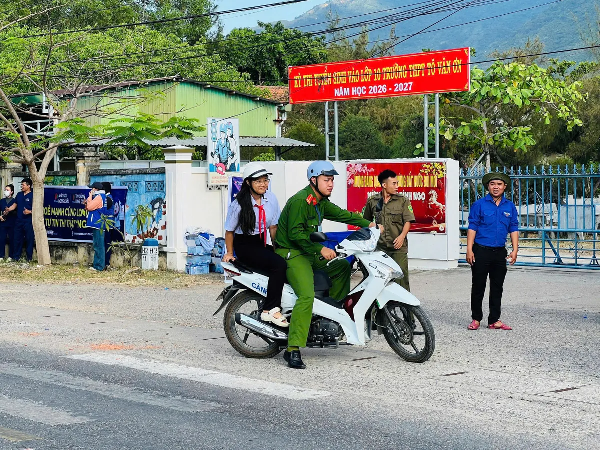 Tuổi trẻ Công an Khánh Hòa triển khai chương trình "Tiếp sức mùa thi" tại 59 điểm thi tuyển sinh lớp 10 - Ảnh 3.