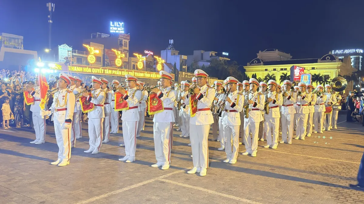 H&agrave;ng ngh&igrave;n người d&acirc;n đổ về Quảng trường Lam Sơn xem biểu diễn qu&acirc;n nhạc C&ocirc;ng an nh&acirc;n d&acirc;n - Ảnh 1.