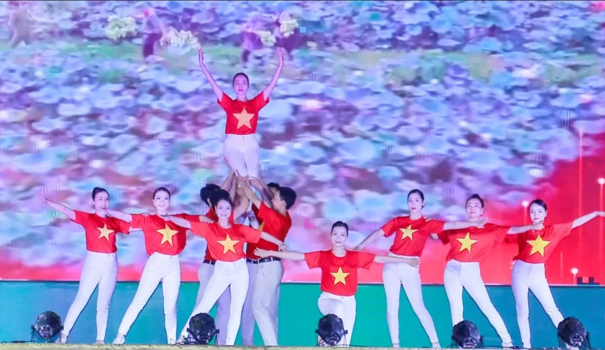 H&agrave;ng ngh&igrave;n người d&acirc;n đổ về Quảng trường Lam Sơn xem biểu diễn qu&acirc;n nhạc C&ocirc;ng an nh&acirc;n d&acirc;n - Ảnh 3.