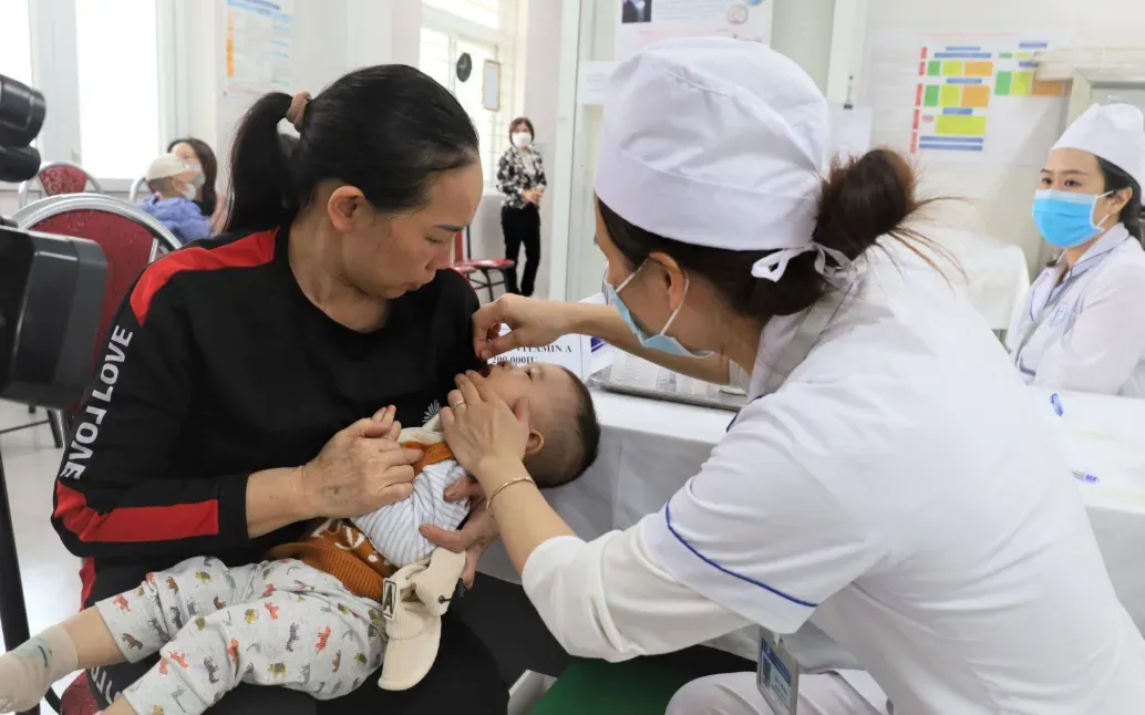 Thiếu vitamin A ở trẻ em: Nguy cơ ảnh hưởng thị lực, sức đề kh&aacute;ng v&agrave; sự ph&aacute;t triển to&agrave;n diện- Ảnh 1.