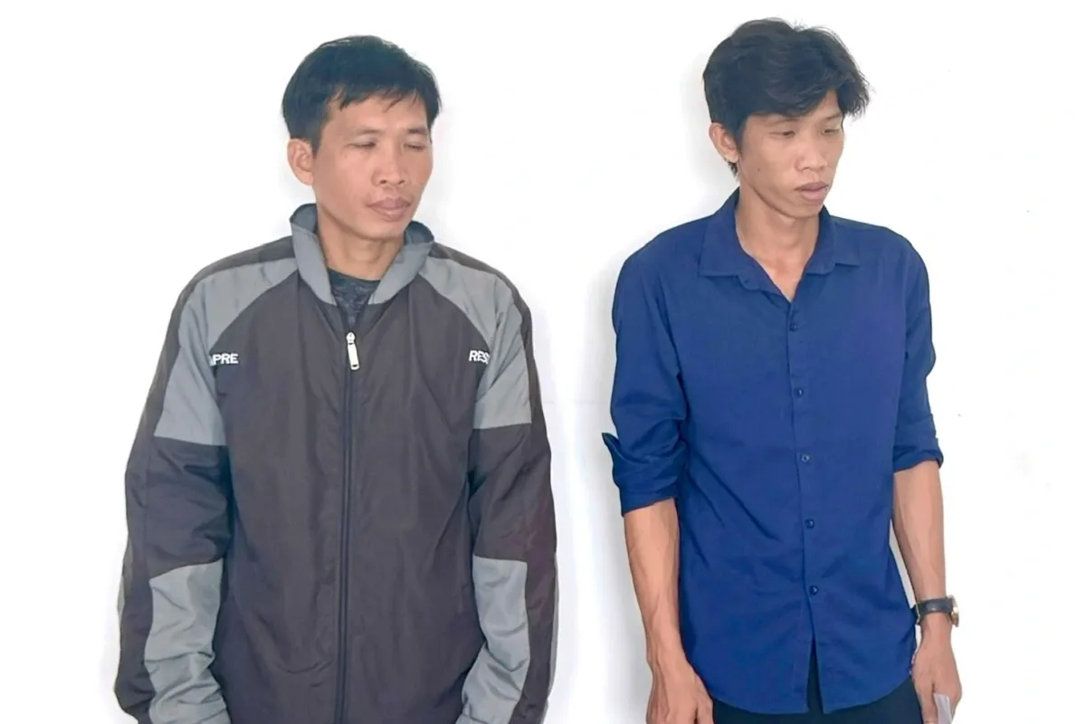 Khởi tố 2 người đàn ông ở An Giang vì hành hung hàng xóm sau mâu thuẫn tiếng ồn karaoke- Ảnh 1. Khởi tố 2 người đàn ông ở An Giang vì hành hung hàng xóm sau mâu thuẫn tiếng ồn karaoke- Ảnh 1.
