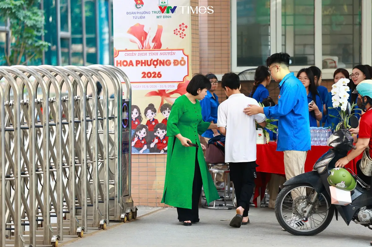 Phụ huynh H&agrave; Nội an t&acirc;m chờ con thi tại c&aacute;c điểm nghỉ m&aacute;t miễn ph&iacute; - Ảnh 4.