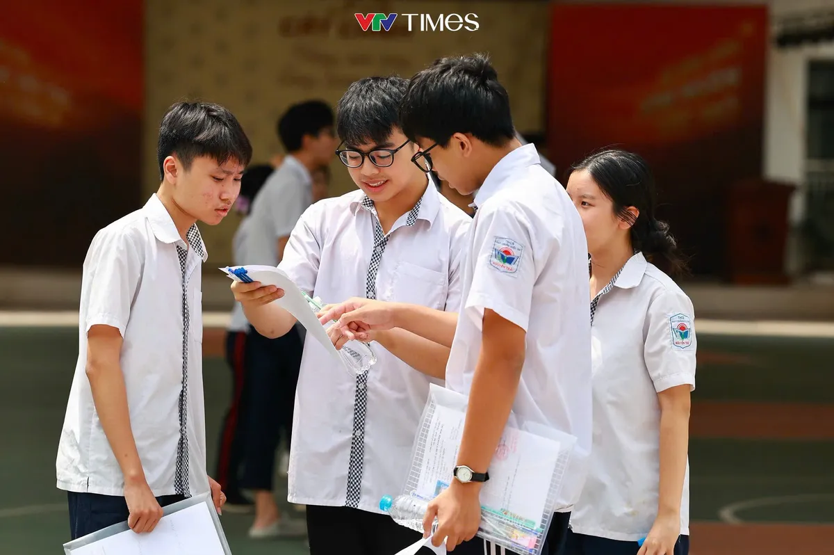 Hà Nội: Thêm 1 thí sinh bị đình chỉ thi môn Ngoại ngữ vì mang điện thoại vào phòng thi - Ảnh 1.