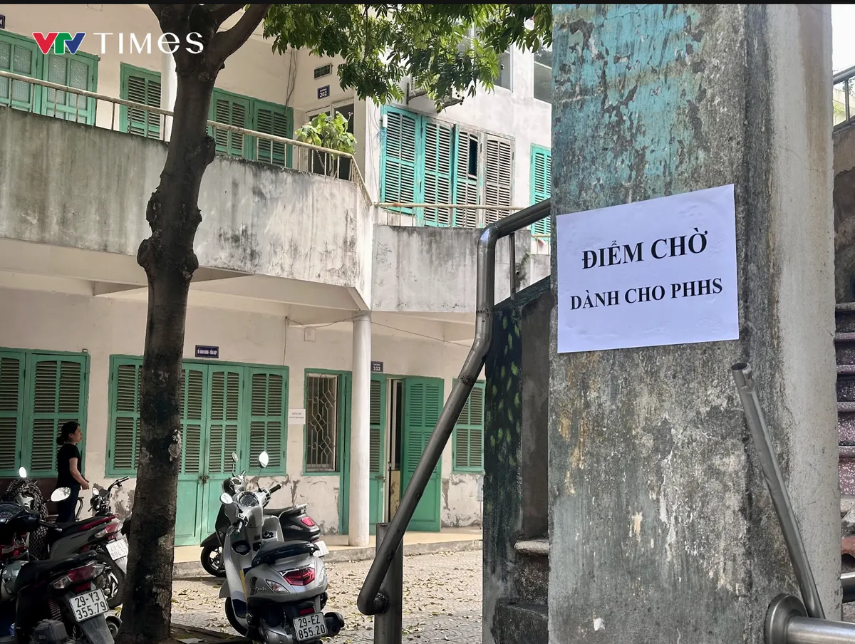 Phụ huynh H&agrave; Nội an t&acirc;m chờ con thi tại c&aacute;c điểm nghỉ m&aacute;t miễn ph&iacute; - Ảnh 2.