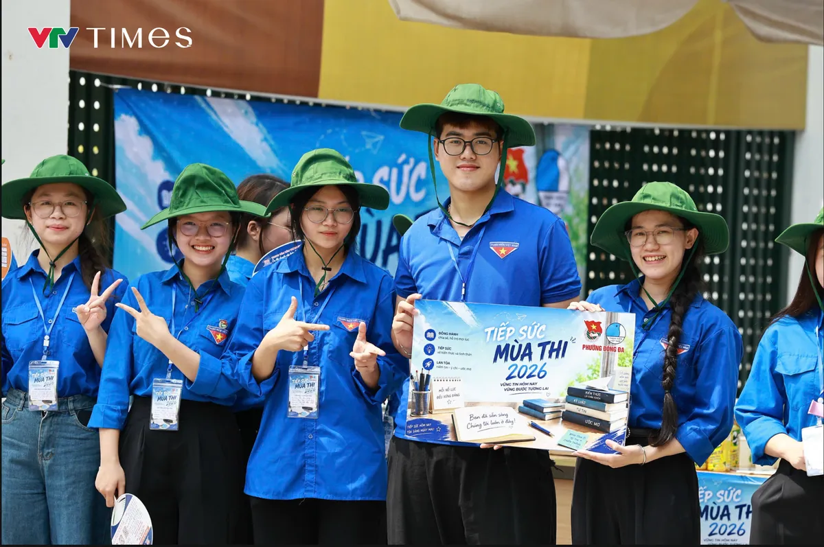 Phụ huynh H&agrave; Nội an t&acirc;m chờ con thi tại c&aacute;c điểm nghỉ m&aacute;t miễn ph&iacute; - Ảnh 3.